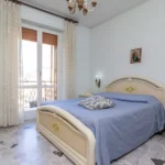 172_2666_camera_da_letto_con_porta_finestra_Borghetto_Santo_Spirito