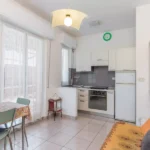 174_1140_CUCINA_AMBIENTE_UNICO_CON_PORTA_FINESTRA__DIVANO_Borghetto_Santo_Spirito