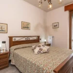 177_1172_camera_da_letto_con_porta_finestra_Borghetto_Santo_Spirito