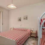 180_1212_camera_con_letto_matrimoniale_e_letto_a_castello_Borghetto_Santo_Spirito