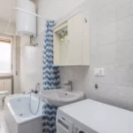180_1218_bagno_con_finestra_e_vasca_Borghetto_Santo_Spirito