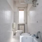 180_1219_bagno_con_finestra_e_vasca_Borghetto_Santo_Spirito