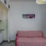 180_1221_cucina_con_divano_Borghetto_Santo_Spirito