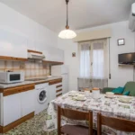 185_1293_CUCINA_ABITABILE_CON_PARETE_CUCINA_E_TAVOLO_Borghetto_Santo_Spirito