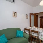 185_1295_CUCINA_CON_DIVANO_E_FINESTRA_Borghetto_Santo_Spirito