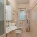 189_1466_BAGNO_CON_FINESTRA_Borghetto_Santo_Spirito