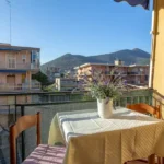 201_3012_balcone_con_tavolo_da_esterno_Borghetto_Santo_Spirito