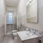 203_1912_bagno_con_doccia_e_finestra_Borghetto_Santo_Spirito