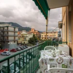 203_1916_balcone_con_tavolo_da_esterno_Borghetto_Santo_Spirito