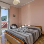 206_2751_camera_da_letto_con_porta_finestra_e_balcone_Borghetto_Santo_Spirito