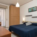 211_2000_camera_da_letto_con_porta_finestra_Borghetto_Santo_Spirito