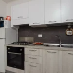 211_2015_parete_cucina_Borghetto_Santo_Spirito