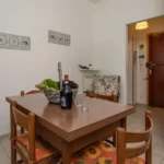 211_2016_zona_giorno_con_il_tavolo_Borghetto_Santo_Spirito
