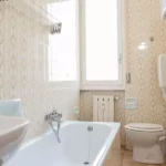 217_2107_bagno_con_finestra_Borghetto_Santo_Spirito