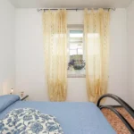 218_2112_camera_da_letto_con_finestra_Borghetto_Santo_Spirito