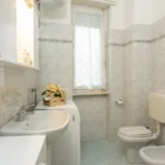 218_2904_bagno_con_finestra_Borghetto_Santo_Spirito
