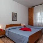 219_2119_camera_da_letto_con_finestra_Borghetto_Santo_Spirito