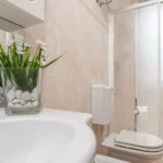 241_1700_BAGNO_CON_FINESTRA_Borghetto_Santo_Spirito