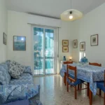 245_1571_ZONA_GIORNOA_CON_TAVOLO_E_DIVANO_LETTO_Borghetto_Santo_Spirito