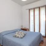 250_3098_camera_da_letto_con_porta_finestra_Borghetto_Santo_Spirito