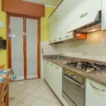 253_1527_PARETE_CUCINA_CON_PORTA_FINESTRA_Borghetto_Santo_Spirito