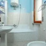 273_1325_bagno_finestrato_Borghetto_Santo_Spirito