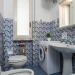 282_2830_bagno_finestrato_con_vasca_Borghetto_Santo_Spirito