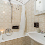 311_4645_BAGNO_CON_VASCHETTA_E_TENDA_X_LA_DOCCIA_BORGHETTO_SANTO_SPIRITO