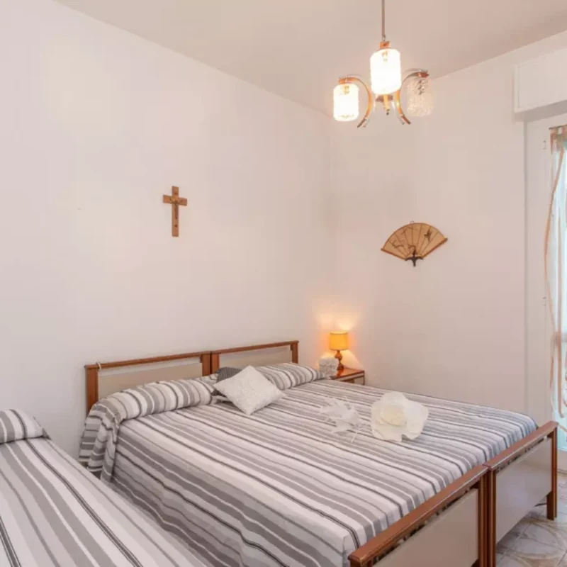 202_1491_CAMERA_DA_LETTO_CON_PORTA_FINESTRA_Borghetto_Santo_Spirito