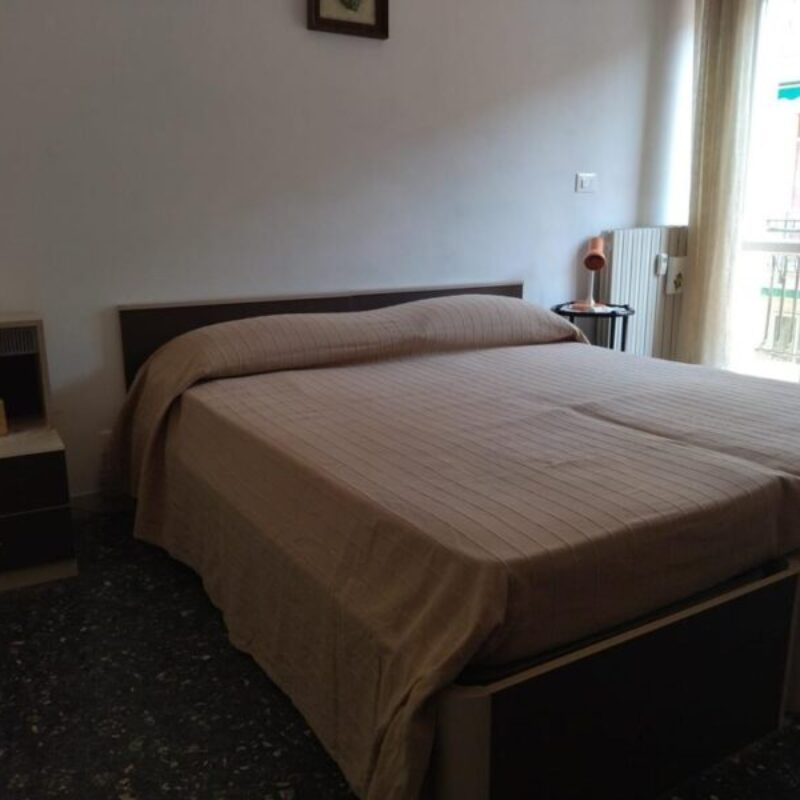 345_5542_CAMERA_DA_LETTO_CON_PORTA_FINESTRA_PER_IL_BALCONE_BORGHETTO_SANTO_SPIRITO